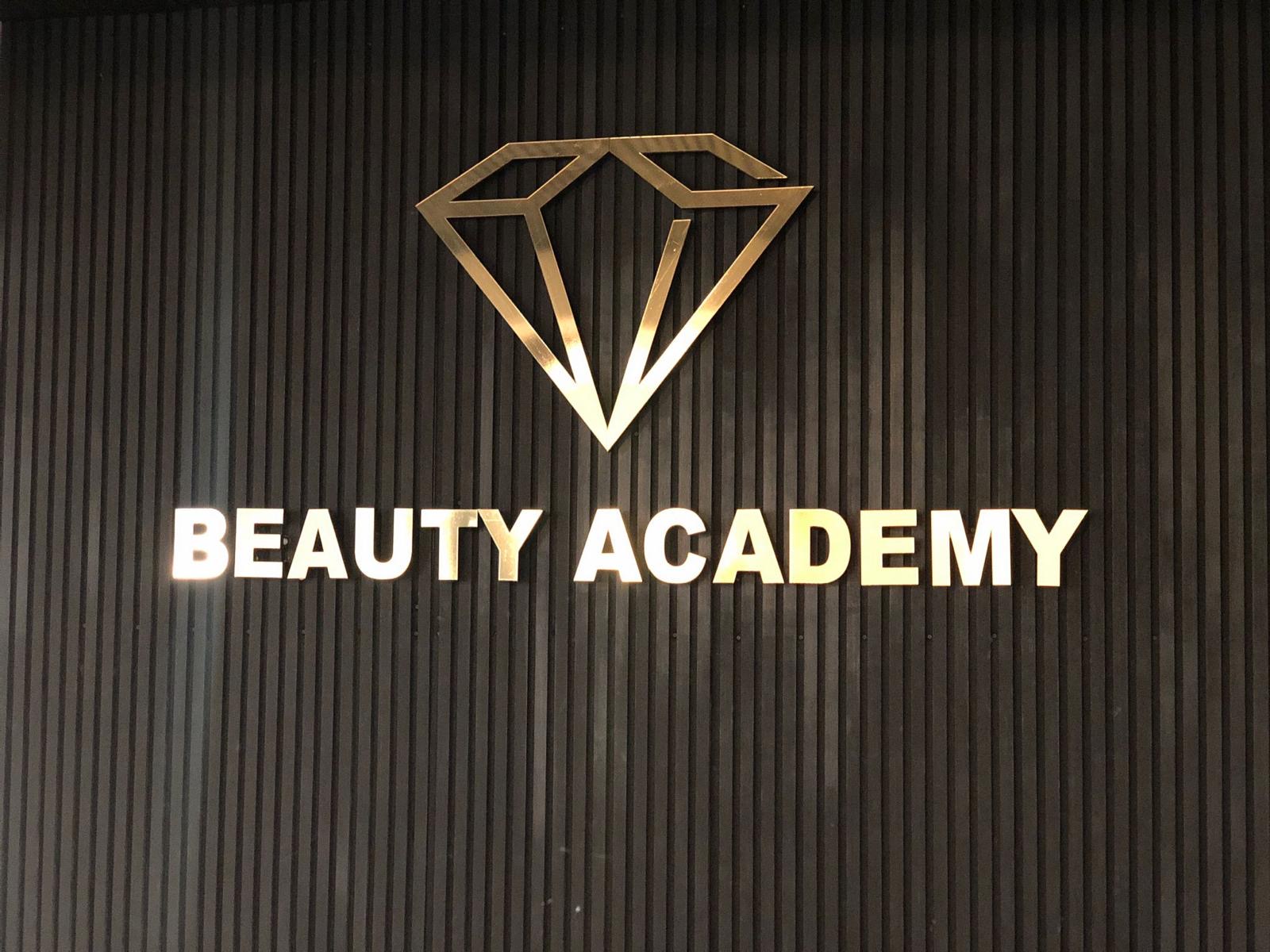 Beauty Academy: Messing-Fräsbuchstaben, hinterbeleuchtet